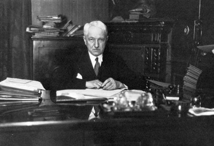 Pendant plusieurs années, Jules Rimet sillonne l'Europe pour convaincre les fédérations de créer une compétition mondiale.